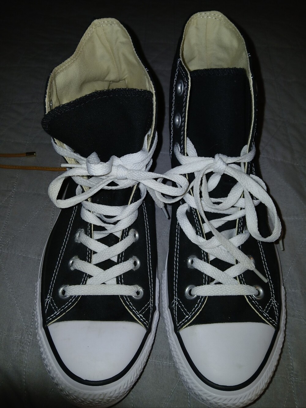 Black High-Top Coverse , Sneakers with White Laces
